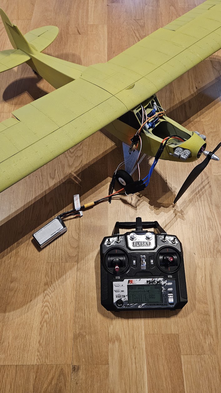 Piper Cub elektroonika avatud