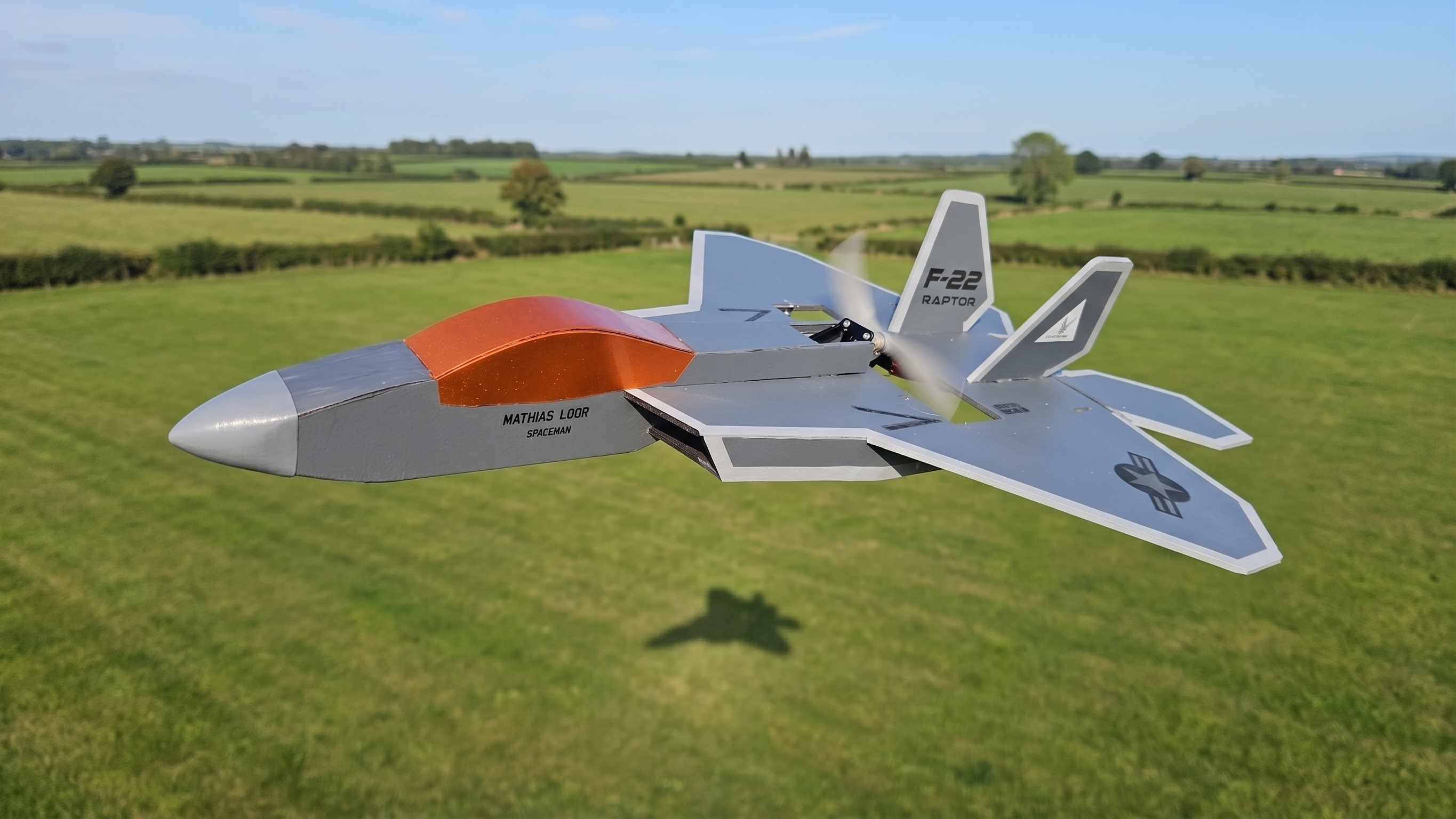 Raadio teel juhitav lennuk Raptor lendamas